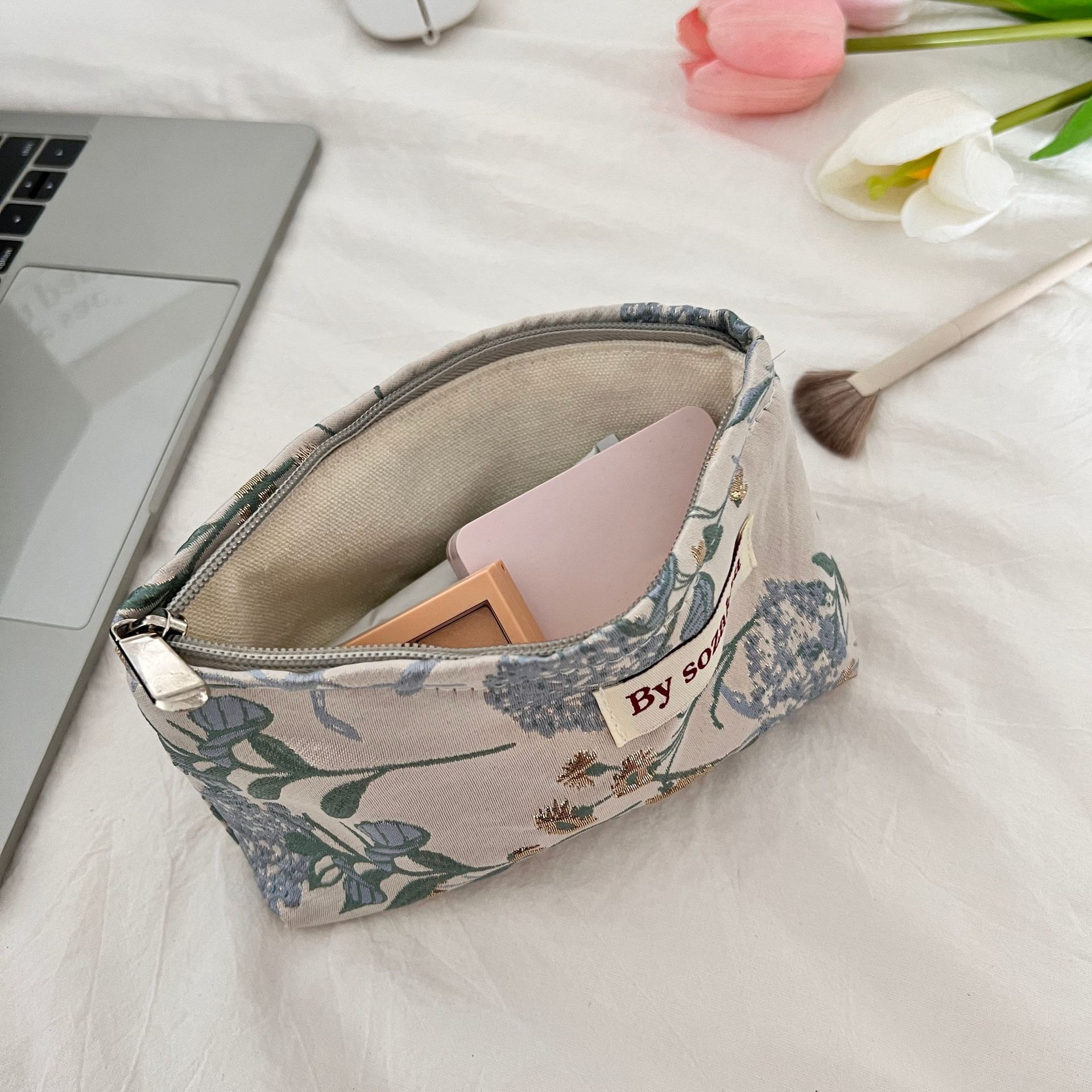 French Embossed Flowers Travel - Travel Accessories Pouch For Women reseña y precio